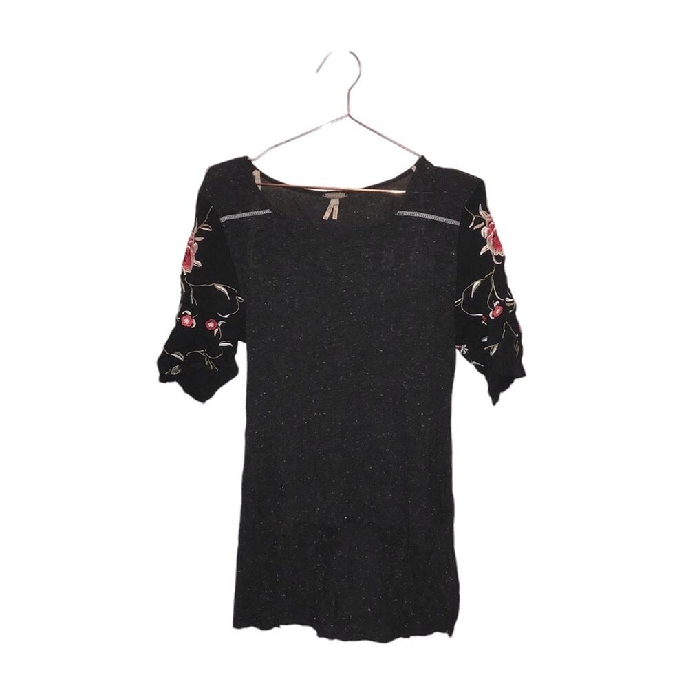 Gimmicks by BKE speckled top with embroidered sleeve and lace cut out size small